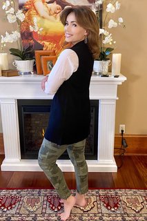 Lisa Robertson feet photo thumbnail