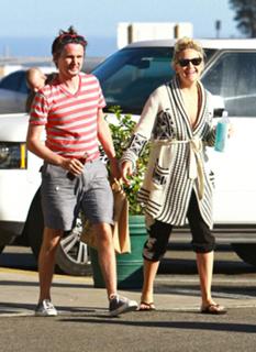 Kate Hudson feet photo thumbnail