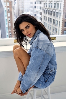Kendall Jenner feet photo thumbnail