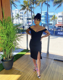 Joy Taylor feet photo thumbnail