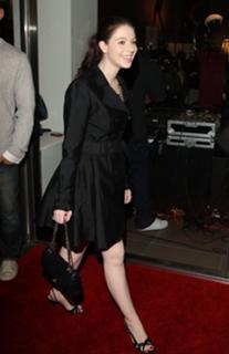 Michelle Trachtenberg feet photo thumbnail