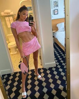 Olivia Culpo feet photo thumbnail