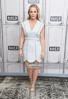 Jennie Garth feet photo thumbnail
