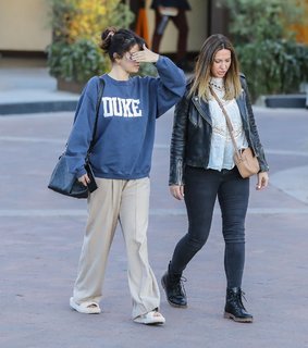Selena Gomez feet photo thumbnail