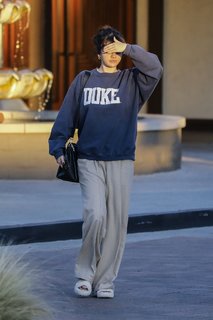 Selena Gomez feet photo thumbnail