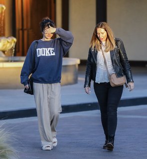 Selena Gomez feet photo thumbnail