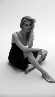 Rosie Huntington-Whiteley feet photo thumbnail