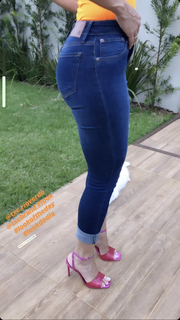 Cláudia Citroni feet photo thumbnail