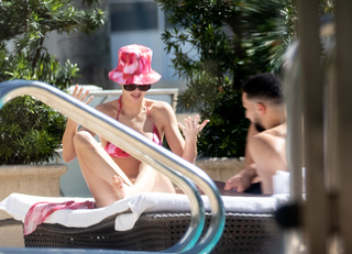 Kendall Jenner feet photo thumbnail