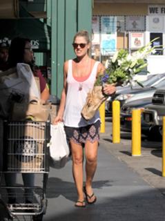 Ali Larter feet photo thumbnail