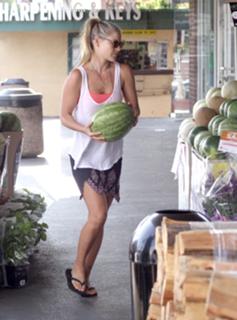 Ali Larter feet photo thumbnail