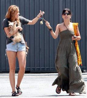 Miley Cyrus feet photo thumbnail