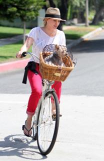 Hilary Duff feet photo thumbnail
