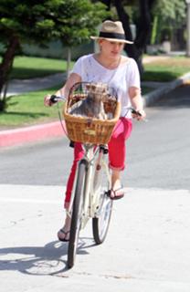 Hilary Duff feet photo thumbnail
