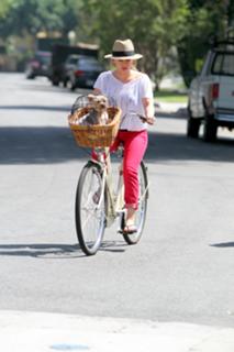 Hilary Duff feet photo thumbnail