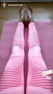Anna Safroncik feet photo thumbnail