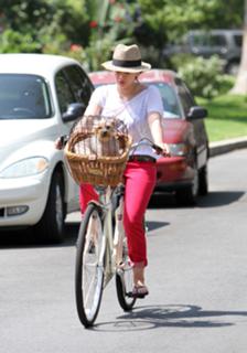 Hilary Duff feet photo thumbnail