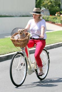 Hilary Duff feet photo thumbnail