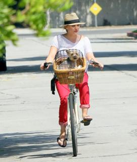 Hilary Duff feet photo thumbnail
