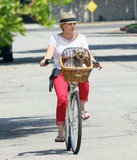 Hilary Duff feet photo thumbnail