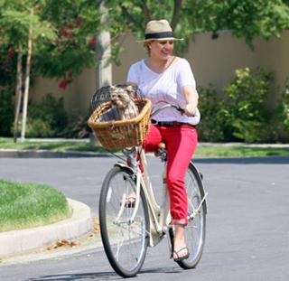 Hilary Duff feet photo thumbnail