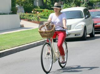 Hilary Duff feet photo thumbnail