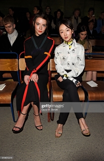 Anya Taylor-Joy feet photo thumbnail