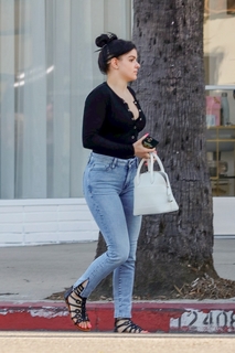 Ariel Winter feet photo thumbnail