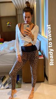 Brooke Burke feet photo thumbnail