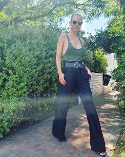 Nicole Neumann feet photo thumbnail
