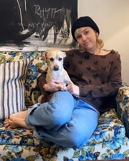 Miley Cyrus feet photo thumbnail