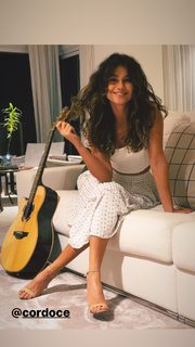 Paula Fernandes feet photo thumbnail