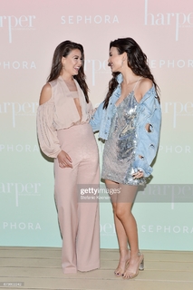 Victoria Justice feet photo thumbnail