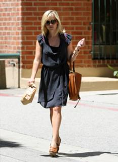 Reese Witherspoon feet photo thumbnail