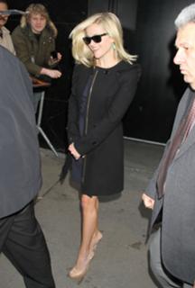 Reese Witherspoon feet photo thumbnail