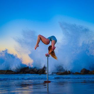 Sofie Dossi feet photo thumbnail