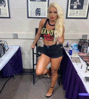 Amanda Saccomanno feet photo thumbnail