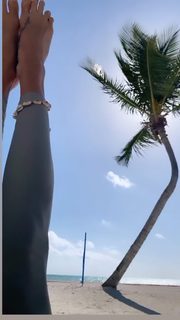 Brooke Burke feet photo thumbnail
