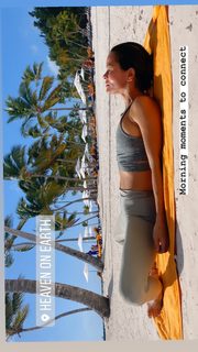 Brooke Burke feet photo thumbnail