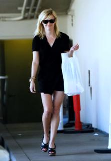 Reese Witherspoon feet photo thumbnail