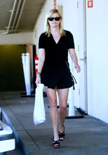 Reese Witherspoon feet photo thumbnail