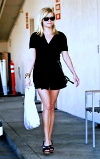 Reese Witherspoon feet photo thumbnail