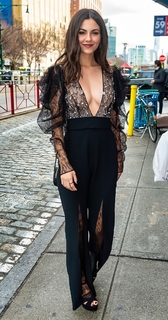 Victoria Justice feet photo thumbnail