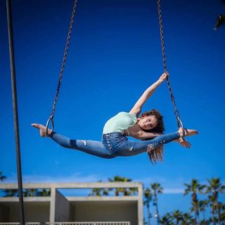 Sofie Dossi feet photo thumbnail