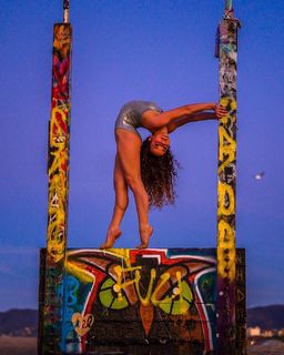 Sofie Dossi feet photo thumbnail