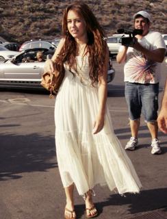Miley Cyrus feet photo thumbnail