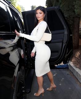 Kylie Jenner feet photo thumbnail