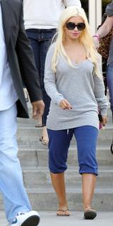 Christina Aguilera feet photo thumbnail