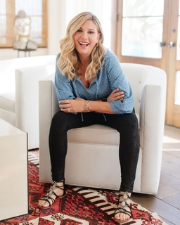 Daisy Fuentes feet photo thumbnail