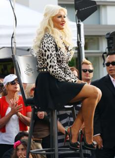 Christina Aguilera feet photo thumbnail